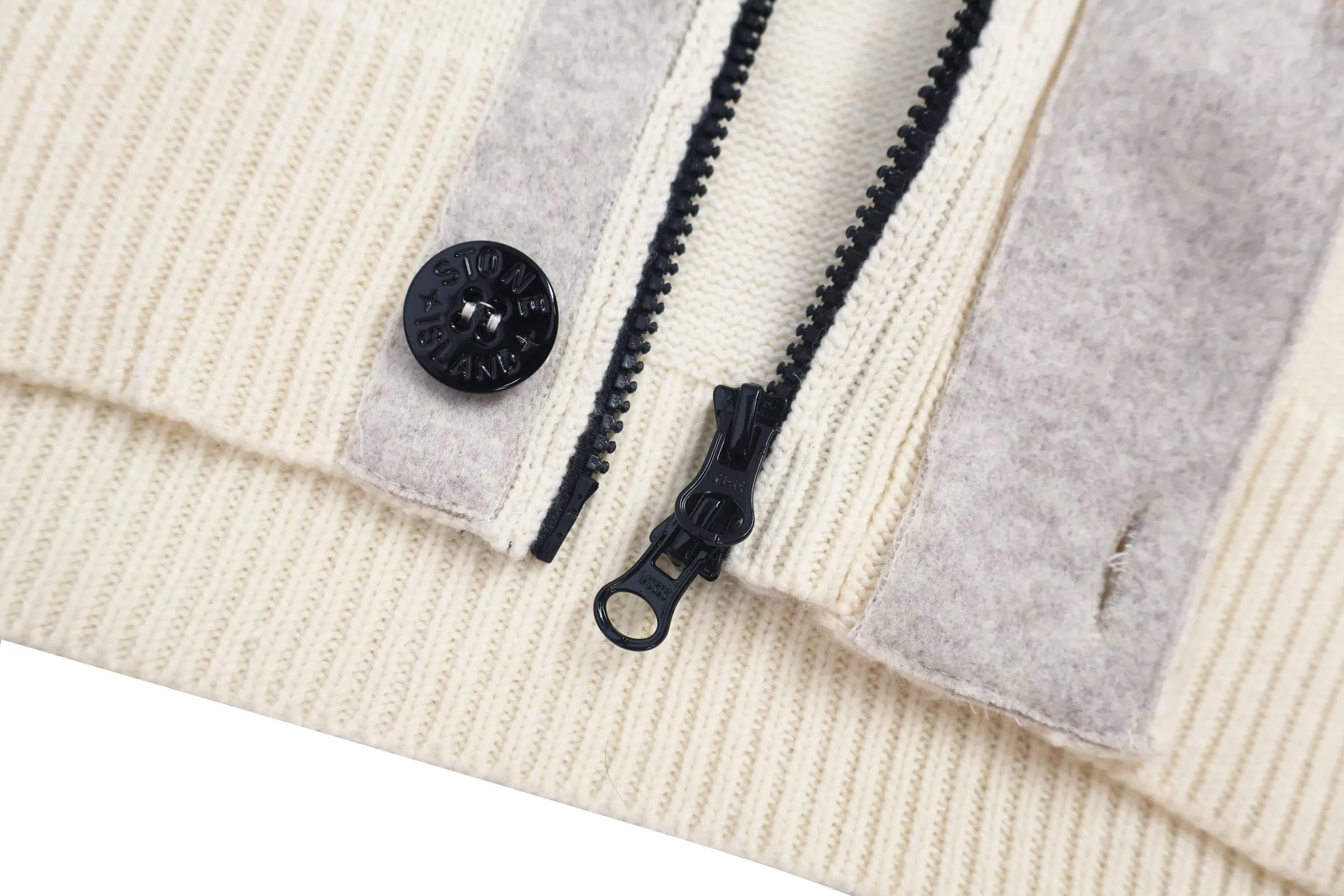 🅿️720 [Exclusive supply] Stone Island cardigan sweater (apricot color) was purchased and developed from the original 3621. The fabric is woven with 100% sheep wool yarn. The overall comfort is more skin-friendly than the original version. The YB upper body is particularly tight. We adjusted the overall feel and skin-friendly feeling based on the original wool yarn quality. Both are more comfortable and breathable than the ZP upper body. There is no difference between the stripes and the original version. And it can be done with full grade. Supports random detection of wool content. Guarantee that every item the customer gets is a high-quality product. Custom-made 100-yuan woolen access control hemming. After the factory hemming of the clothes and sweaters is completed, they still need to be sent to the weaving factory for secondary processing. It is very laborious. Custom-made hardware buttons, Stone Island armbands, and zippers took 3 months to complete. The details are full. The overall wiring is straight and delicate, the fabric is comfortable and soft, and the color is consistent without color difference. It can be matched with the same style to create a fashionable look, and can be used in various occasions. Customized accessories, complete with three standards, the same style for men and women. Size:S-M-L